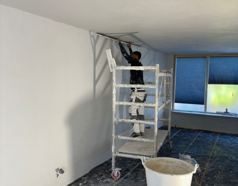 Glad stucwerk uitgevoerd door Hoeksche Waard Bouwservice in Zuid-Holland