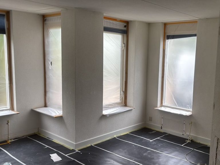 Mooi en glad stucwerk tussen kozijnen. Gespecialiseerd stucwerk met een nette afwerking in Zuid-Holland